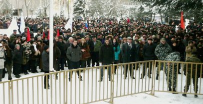 Сторонники Джиоевой около ее предвыборного штафа. ФОТО: Кавказский Узел Алла Джиоева: реанимация вместо инаугурации. 26383.jpeg