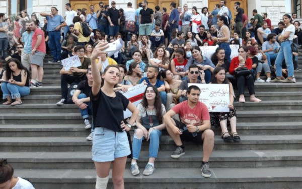 Не поступившие в вузы студенты начали акцию протеста в Тбилиси. образование, вузы, студенты, протесты, акции, Тбилиси, Грузия
