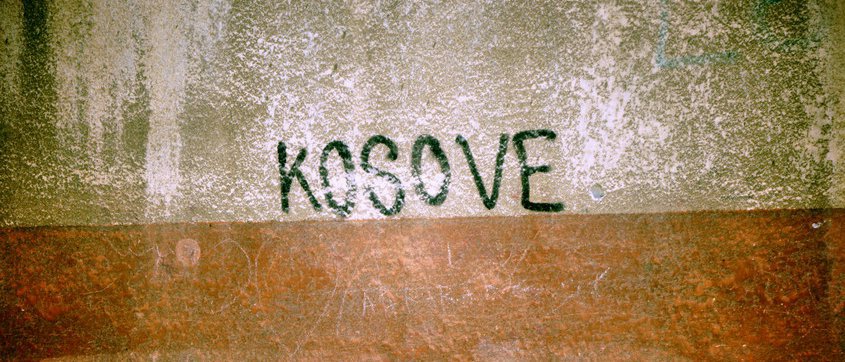 Надпись Kosove, увиденная и заснятая Анхар Кочневой Косовские