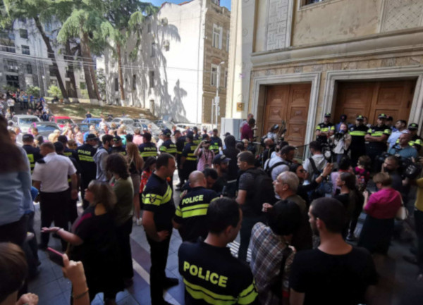 Оппозиционеры штурмуют парламент Грузии. парламент, Грузия, штурм