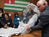 Главу Абхазии выбирают и за пределами республики. 21278.jpeg